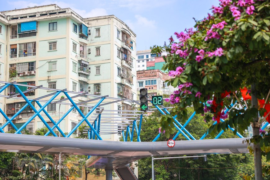 Las autoridades capitalinas patentizaron los esfuerzos por convertir a la ciudad de Hanoi en un gran centro cultural del país, mediante la restauración y promoción de valores de las reliquias históricas y la creación de productos sustentables al respecto. El Departamento de Cultura e Información agregó: “Se trata de un puente elevado que se evalúa como obra de alta estética, el más bello de los puentes peatonales actuales de la capital. En una entrevista con el periódico Tuoi Tre Online, un representante de la Junta de Gestión de Proyectos de Inversión en Construcción del Distrito de Thanh Xuan dijo: “El puente peatonal de acero en forma de la letra Y se construyó a partir de mayo de 2020 y se espera que se inaugure el 30 de junio" (Fuente: Vietnam+)