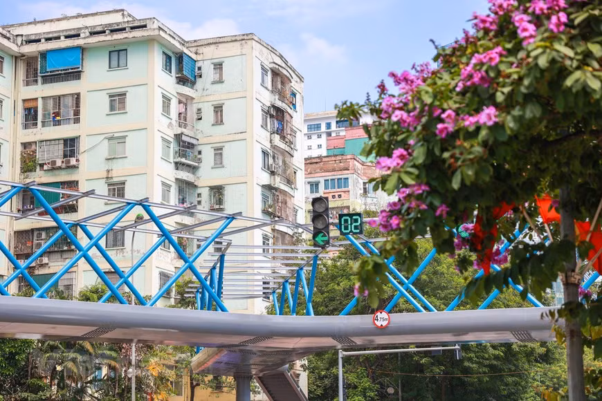 Las autoridades capitalinas patentizaron los esfuerzos por convertir a la ciudad de Hanoi en un gran centro cultural del país, mediante la restauración y promoción de valores de las reliquias históricas y la creación de productos sustentables al respecto. El Departamento de Cultura e Información agregó: “Se trata de un puente elevado que se evalúa como obra de alta estética, el más bello de los puentes peatonales actuales de la capital. En una entrevista con el periódico Tuoi Tre Online, un representante de la Junta de Gestión de Proyectos de Inversión en Construcción del Distrito de Thanh Xuan dijo: “El puente peatonal de acero en forma de la letra Y se construyó a partir de mayo de 2020 y se espera que se inaugure el 30 de junio" (Fuente: Vietnam+)