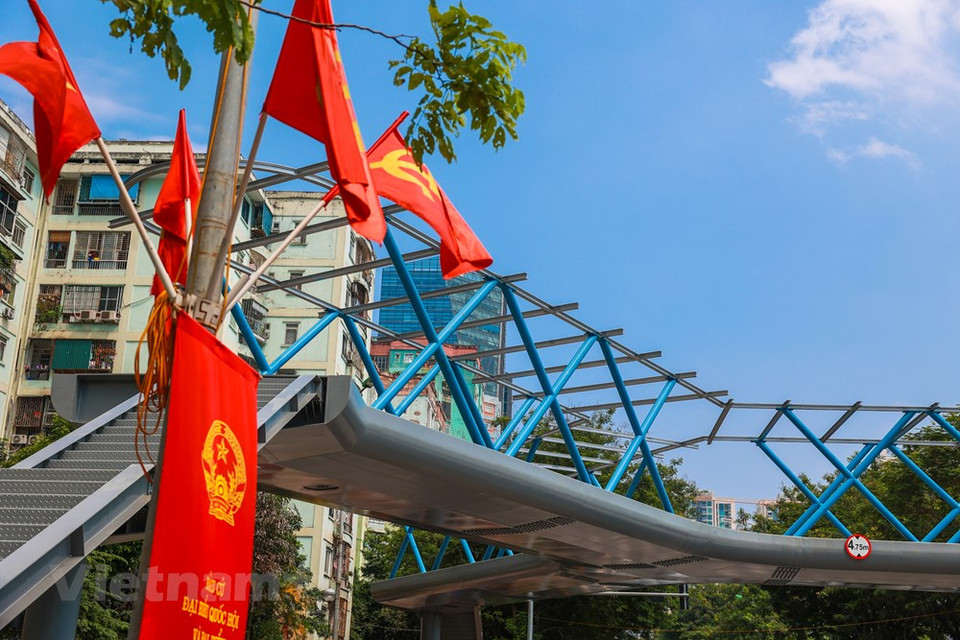 Los trabajadores aceleran la construcción de esta obra. Se trata de uno de los puentes elevados de Hanoi que facilitará el transporte en la ciudad. El primer punto del puente elevado está en la acera de la calle Hoang Minh Giam, en el lado del parque del lago Nhan Chinh, y el punto final está a ambos lados de la acera de la calle Nguyen Thi Thap, que se cruza con la calle Hoang Minh Giam. La obra cuenta con cuatro metros de ancho y una longitud total de alrededor de 49 metros. Está previsto que se ponga en funcionamiento en Hanoi el próximo mes tras más de un año de construcción. El puente elevado recibe una alta valoración y se considera el más hermoso en la localidad (Fuente: Vietnam+)