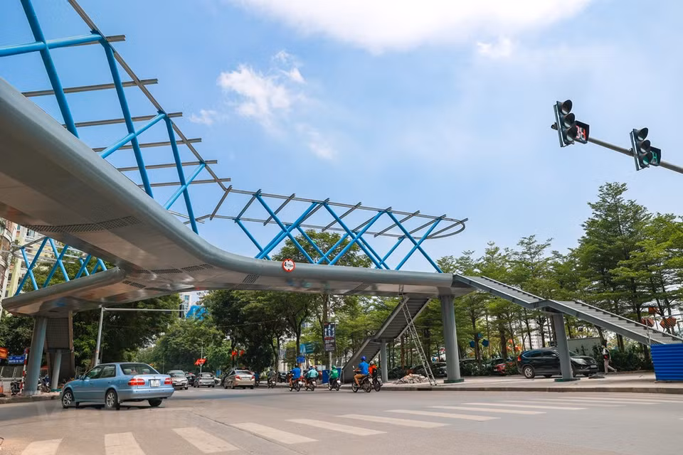 La recaudación de impuestos de la ciudad vietnamita ascendió a 12 mil 100 millones de dólares, para un alza interanual de 3,5 por ciento, mientras que el gasto presupuestario se sitúa en alrededor de tres mil 750 millones de dólares, equivalente al 84,7 por ciento de lo trazado para ese año. En particular, la ciudad de Hanoi captó unos cuatro mil millones de dólares por concepto de inversión extranjera directa y seis mil 250 millones de dólares de inversión. Más de 26 mil empresas fueron establecidas durante el año. La urbe también obtuvo resultados positivos en los sectores de cultura, educación, reforma administrativa, lucha contra la corrupción y el despilfarro, defensa nacional, y el combate contra la pandemia del COVID-19 (Fuente: Vietnam+)