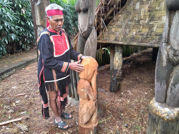 El festival Bo ma se considera el momento en que los vivos y los muertos se separan. Después de la fiesta, se cree que los muertos van al más allá, llevando consigo todo lo que los vivos prepararon para ellos. Una tumba en las tierras altas centrales incluye una casa y una cerca circundante. La casa no solo cubre la tumba subterránea y contiene las cosas que los vivos han dado a los muertos, sino que también sirve como marco donde se colocan coloridas, misteriosas y vívidas esculturas decorativas y dibujos. La cerca evita la entrada de animales salvajes, pero también aporta valores estéticos (Fuente: Vietnam+)