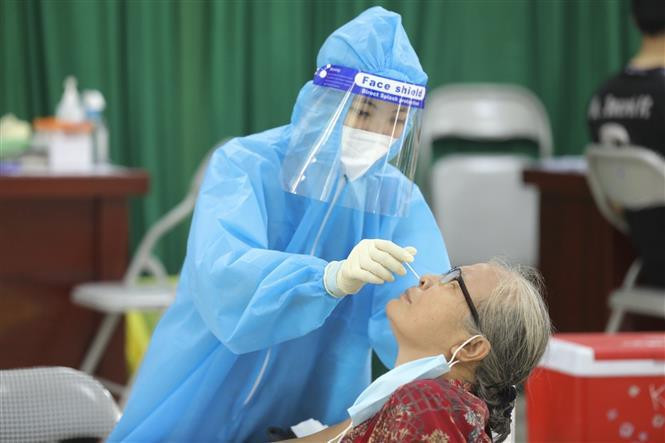 Los trabajadores de la salud en el distrito de Thanh Tri toman muestras para realizar pruebas del coronavirus a personas de la comuna de Ngu Hiep (Foto: VNA)