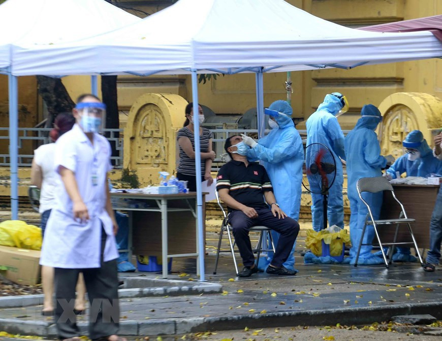 Las muestras incluyen a personas que viven en áreas con muchos pacientes, alta densidad de población y alto riesgo de brotes epidémicos. (Foto: VNA)