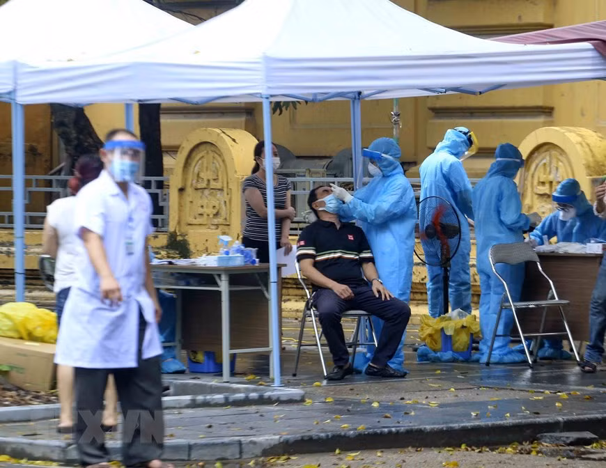 Las muestras incluyen a personas que viven en áreas con muchos pacientes, alta densidad de población y alto riesgo de brotes epidémicos. (Foto: VNA)