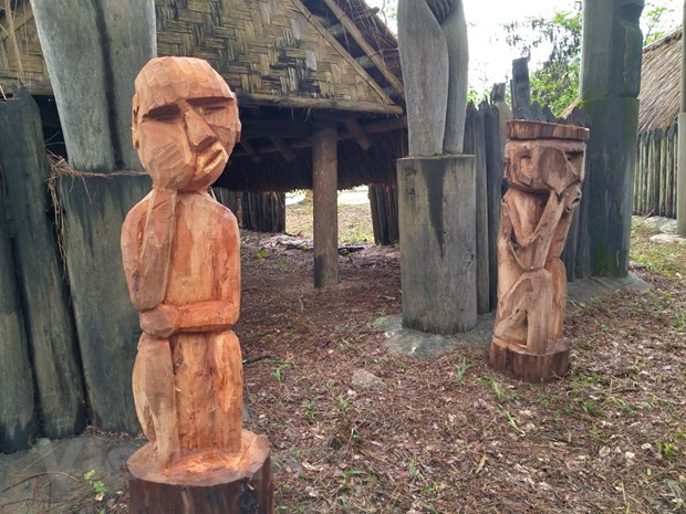 Sus pilares son estatuas de madera imbuidas de la humanidad y la filosofía de los pueblos étnicos de la región. Al visitar las tumbas en Tay Nguyen, parece que se recorre un laberinto de estatuas de madera de diversas formas y expresiones, pero con algo en común: la imagen de fertilidad, reproducción y crecimiento. A los dos lados de un sepulcro suele haber un par de estatuas de una pareja que muestra sus órganos sexuales o están haciendo el amor. Junto a ella se encuentra la imagen de una mujer embarazada y en las cuatro esquinas de la cerca hay esculturas de recién nacidos (Fuente: Vietnam+)