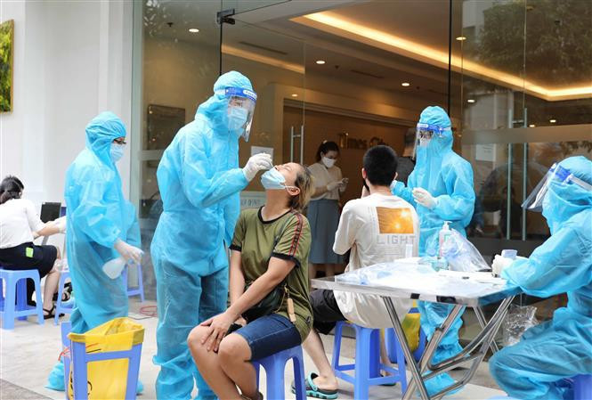 Del 10 al 17 de agosto, Hanoi abre un período pico de muestreo para las pruebas del virus SARS-CoV-2 para áreas y grupos de alto riesgo (Foto: VNA)