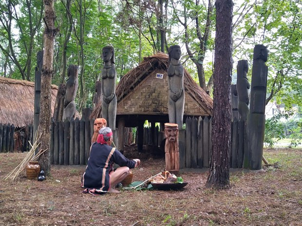 La diversidad de estatuas en una tumba representa la próxima vida de los muertos después del festival Bo ma. Los pocos artesanos Ba Na, E De y Gia Rai que quedan también han sido invitados a Hanoi para mostrar su arte en la Aldea Cultural de Grupos Étnicos Vietnamitas y el Museo de Etnología. En estos lugares se han restaurado y presentado al público esculturas de madera de Tay Nguyen, que son también una suerte de guía para llevar a los turistas a las legendarias e indómitas tierras altas centrales. Afortunadamente, cuando el arte de la escultura en madera del Altiplano Central comenzaba a desvanecerse, el Partido emitió una resolución en julio de 1998 para construir “una cultura avanzada profundamente imbuida de identidad nacional”, que devino un oportuno salvavidas para ese arte (Fuente: Vietnam+)