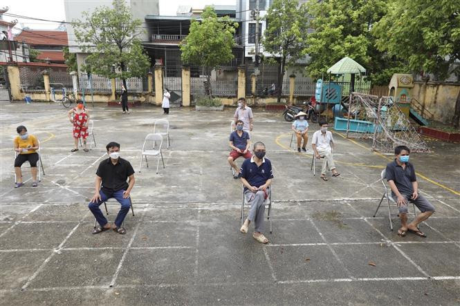 Toman muestras a residentes en la comuna de Ngoc Hoi para realizar pruebas del COVID-19 (Foto: VNA)./.