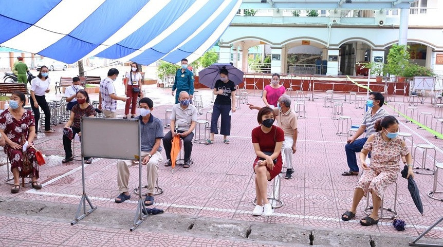 Del 10 al 17 de agosto, Hanoi abre un período pico de muestreo para las pruebas del virus SARS-CoV-2 para áreas y grupos de alto riesgo (Foto: VNA)