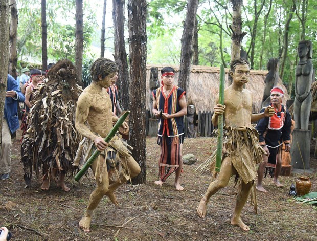 Para los grupos étnicos de las tierras altas centrales, incluidos los Ba Na, Gia Rai, E De y Co Tu, el Bo ma (tránsito al más allá) es el festival más grande y alegre y el que mejor refleja la cultura y el alto sentido de comunidad de la región de las tierras altas centrales. En esa festividad se originó el arte popular de la arquitectura y la escultura de las etnias de la Altiplanicie Central, representado por estatuas en las tumbas. Para los lugareños, un sepulcro no es un monumento, sino un hogar para los muertos, que debe contener todo lo necesario para viajar al otro mundo (Fuente: Vietnam+)