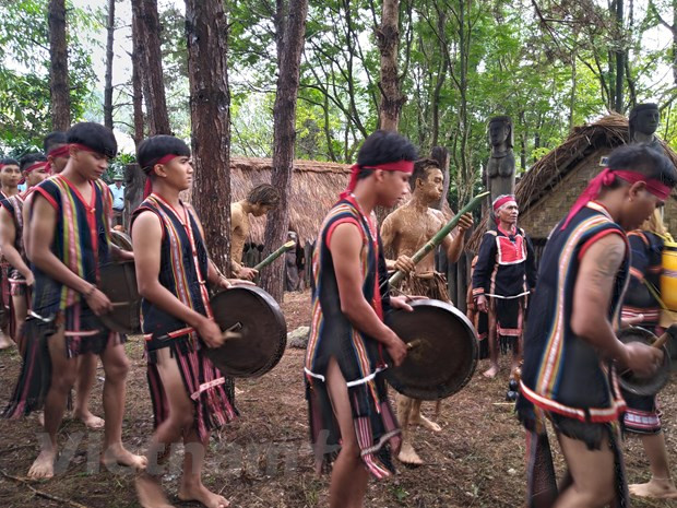 Las provincias de Dak Lak, Gia Lai y Kon Tum han adoptado una política sobre "conservar los valores culturales para el turismo y el desarrollo económico". Las esculturas de madera ahora no solo están presentes silenciosamente en tumbas sagradas en el Altiplano Central, sino que también aparecen en lugares públicos y sitios turísticos. Las estatuas de la tumba a menudo representan pájaros, bestias, utensilios domésticos y grupos de personas de pie, sentadas o abrazándose. Las estatuas más populares son las personas sentadas con los codos sobre las rodillas, los brazos sosteniendo la cara y los ojos tristes. La gente dice que las estatuas representan a los familiares, sentados junto a la tumba para hablar con el difunto. Hay alegres estatuas de personas que tocan tambores y gongs, golpean arroz y mujeres embarazadas. Las estatuas de la tumba ilustran su creencia de que la muerte es solo un nuevo comienzo en el mundo espiritual (Fuente: Vietnam+)