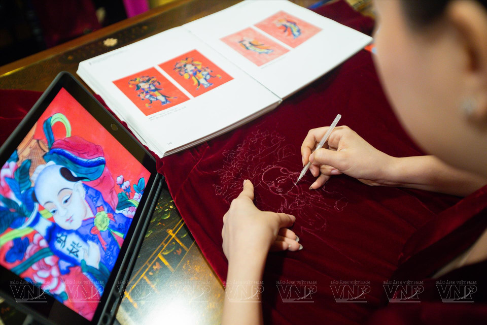 La diseñadora Nguyen Tho Tho con la colección de moda inspirada en pinturas de Dong Ho (Foto: VNA)