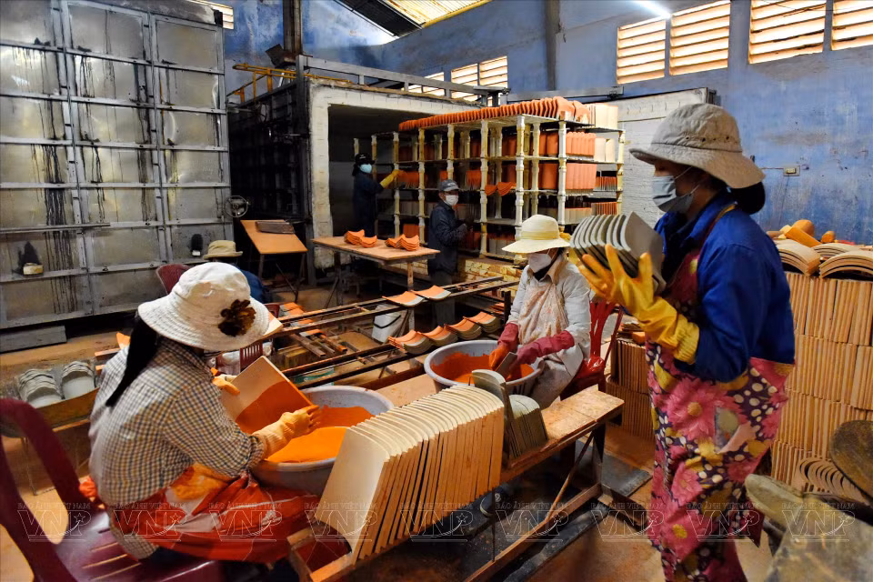 La fábrica de azulejos de cerámica de Dang Uyen (Foto: VNA)