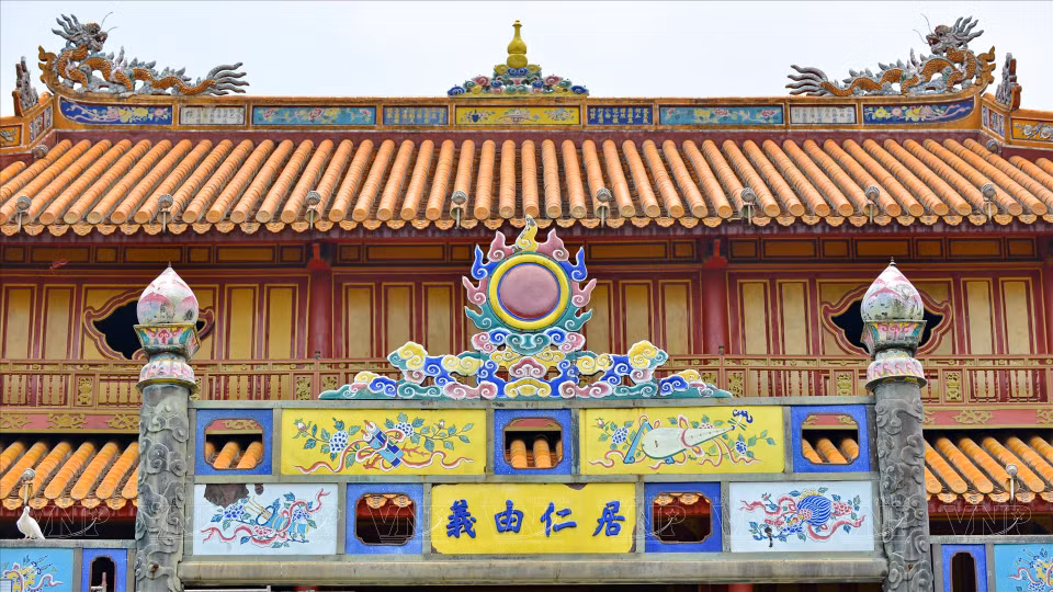 El uso de los azulejos de Dang Uyen contribuye a devolver la belleza resplandeciente y magnífica a las obras arquitectónicas de la dinastía Nguyen. (Foto: VNA)