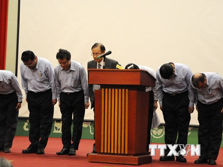 El incidente ambiental en la costa central. Los directivos de la Junta Directiva de la empresa Hung Nghiep Formosa Ha Tinh admitieron la responsablidad por el suceso que provocó la muerte masiva de animales acuáticos (Fuente: VNA)