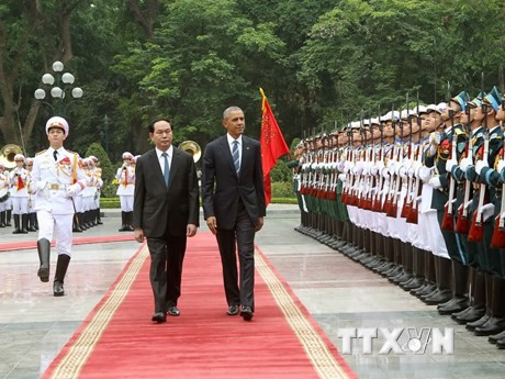 Dinámica y efectivas actividades diplomáticas. El presidente Tran Dai Quang y su homólogo estadounidense, Barack Obama, pasan revista de honor (Fuente: VNA)