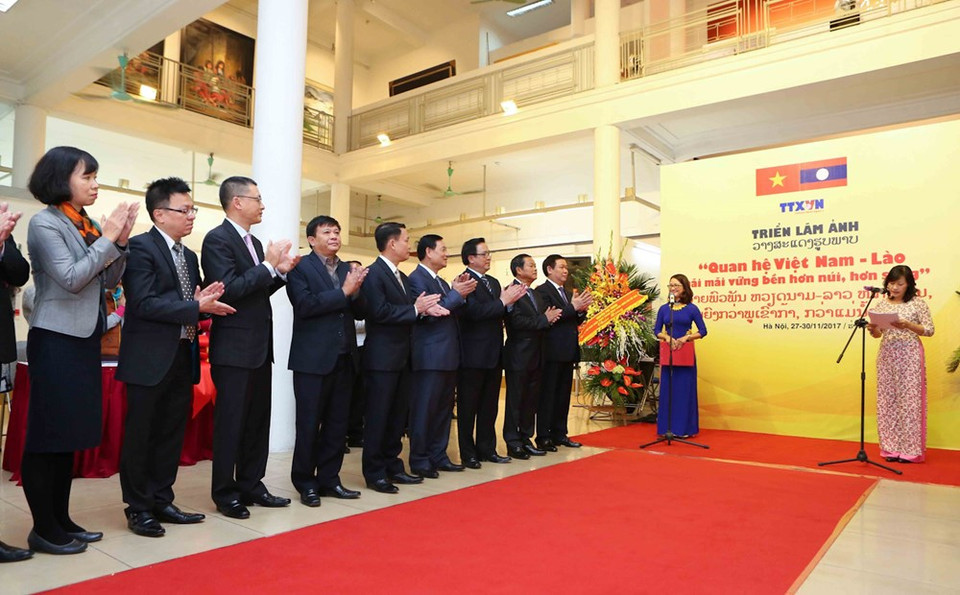 Dirigentes de la VNA en el acto inaugural (Fuente: VNA)