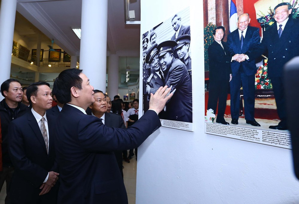 El viceprimer ministro de Vietnam Vuong Dinh Hue contempla las instatáneas (Fuente: VNA)