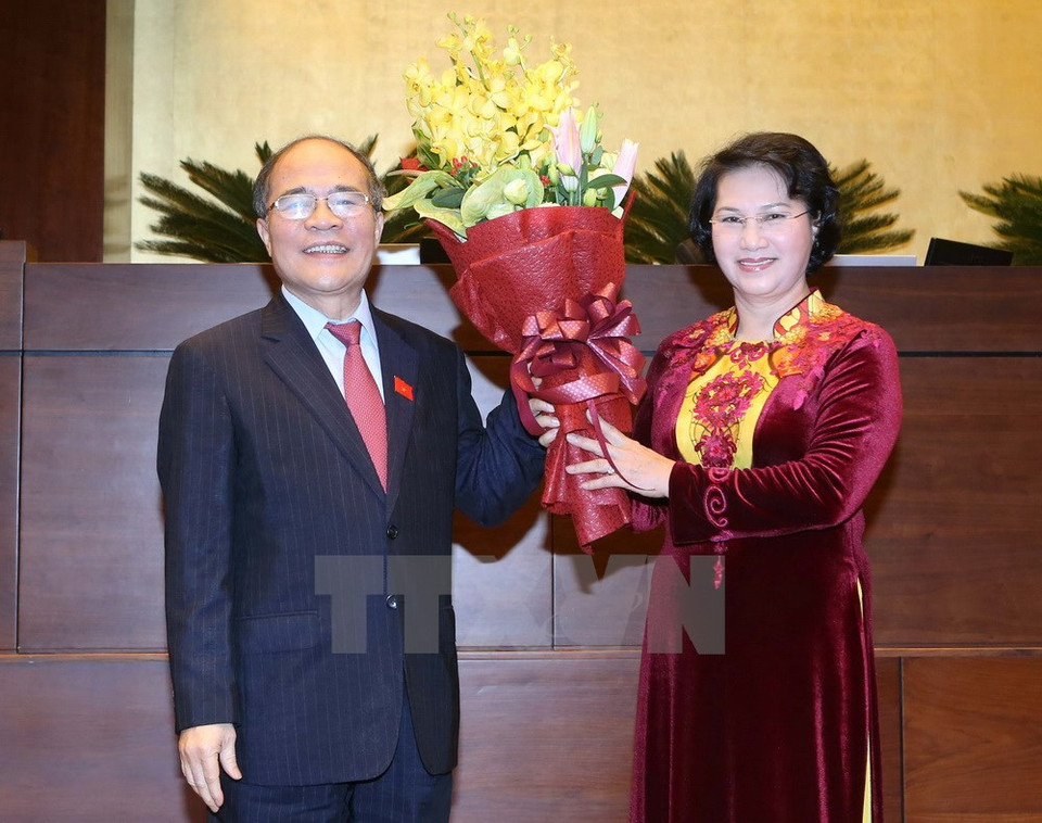 Kim Ngan congratula a Sinh Hung por sus contribuciones durante la XIII legislatura (Fuente: VNA)