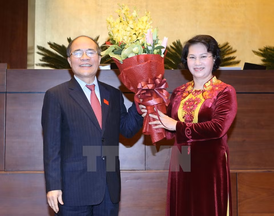 Kim Ngan congratula a Sinh Hung por sus contribuciones durante la XIII legislatura (Fuente: VNA)