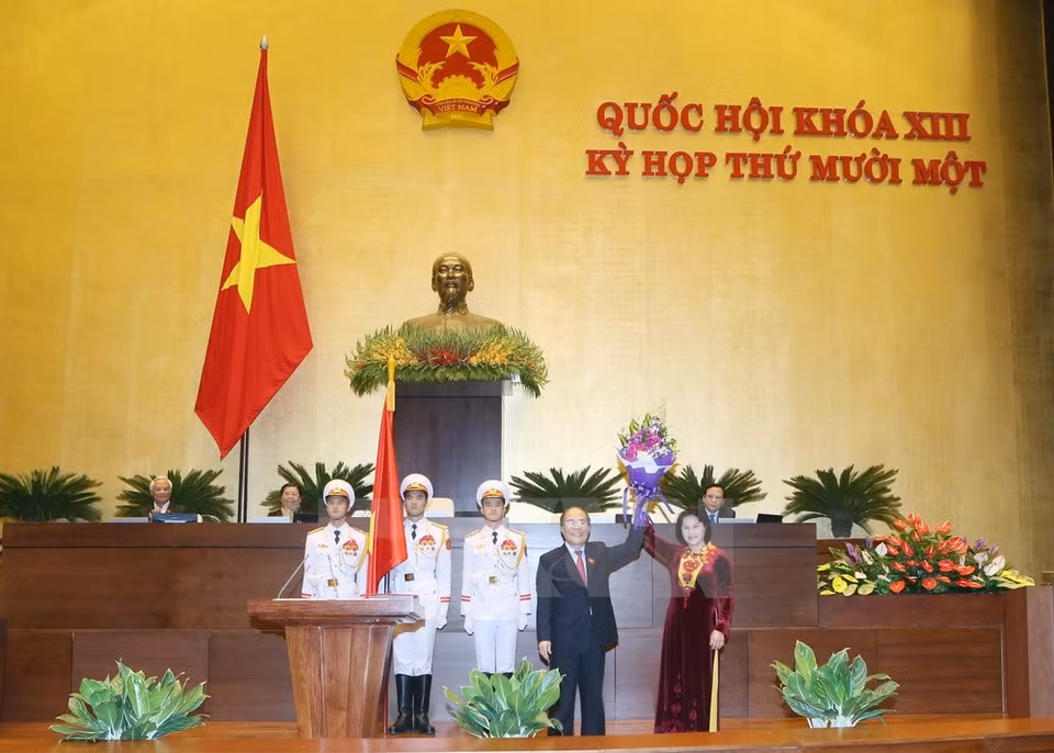 El saliente presidente del parlamento, Nguyen Sinh Hung, congratula a Kim Ngan (Fuente: VNA)