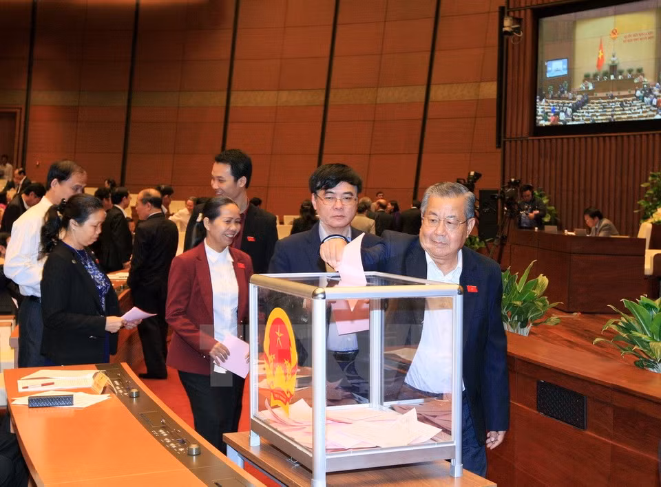 Los diputados votan para elegir a nuevo titular de la Asamblea Nacional y el Consejo Electoral Nacional, durante el XI período de sesiones parlamentarias (Fuente: VNA)