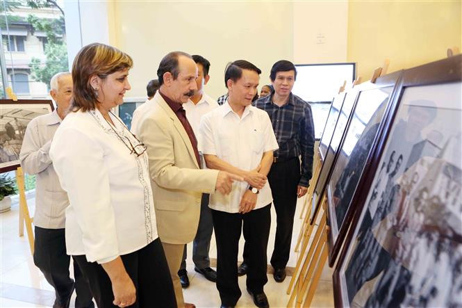 Una exposición fotográfica titulada “Che - el constructor” fue efectuada hoy en la sede de la Agencia Vietnamita de Noticias en Hanoi, en conmemoración por el aniversario 50 de la muerte del Guerrillero Heroico Ernesto Che Guevara (Fuente: VNA)