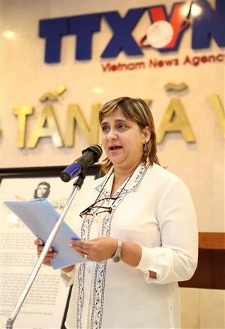 Una exposición fotográfica titulada “Che - el constructor” fue efectuada hoy en la sede de la Agencia Vietnamita de Noticias en Hanoi, en conmemoración por el aniversario 50 de la muerte del Guerrillero Heroico Ernesto Che Guevara (Fuente: VNA)