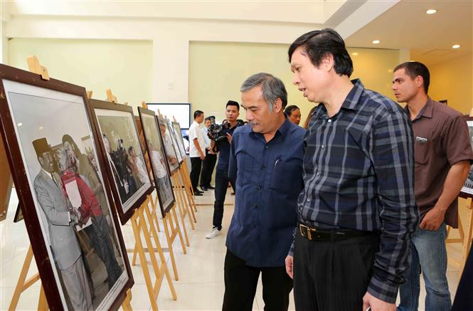 Una exposición fotográfica titulada “Che - el constructor” fue efectuada hoy en la sede de la Agencia Vietnamita de Noticias en Hanoi, en conmemoración por el aniversario 50 de la muerte del Guerrillero Heroico Ernesto Che Guevara (Fuente: VNA)