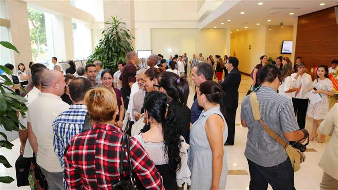 Una exposición fotográfica titulada “Che - el constructor” fue efectuada hoy en la sede de la Agencia Vietnamita de Noticias en Hanoi, en conmemoración por el aniversario 50 de la muerte del Guerrillero Heroico Ernesto Che Guevara (Fuente: VNA)