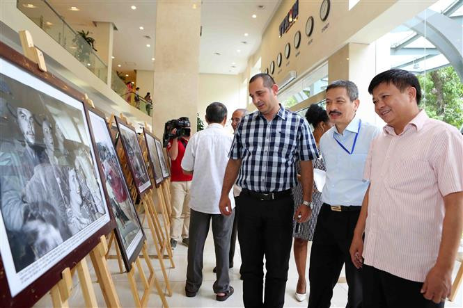 En la exhibición se presentan 30 fotos que le realizaron fotorreporteros de la agencia de noticias Prensa Latina que dan cuenta de la vida y obra del gran líder revolucionario argentino-cubano durante el período de 1959 a 1965 en medio del proceso de desarrollo socioeconómico y construcción nacional de Cuba en tiempo de paz (Fuente: VNA)