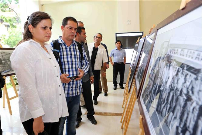 Una exposición fotográfica titulada “Che - el constructor” fue efectuada hoy en la sede de la Agencia Vietnamita de Noticias en Hanoi, en conmemoración por el aniversario 50 de la muerte del Guerrillero Heroico Ernesto Che Guevara (Fuente: VNA)