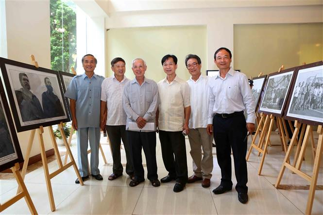 Una exposición fotográfica titulada “Che - el constructor” fue efectuada hoy en la sede de la Agencia Vietnamita de Noticias en Hanoi, en conmemoración por el aniversario 50 de la muerte del Guerrillero Heroico Ernesto Che Guevara (Fuente: VNA)