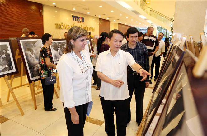 Una exposición fotográfica titulada “Che - el constructor” fue efectuada hoy en la sede de la Agencia Vietnamita de Noticias en Hanoi, en conmemoración por el aniversario 50 de la muerte del Guerrillero Heroico Ernesto Che Guevara (Fuente: VNA)