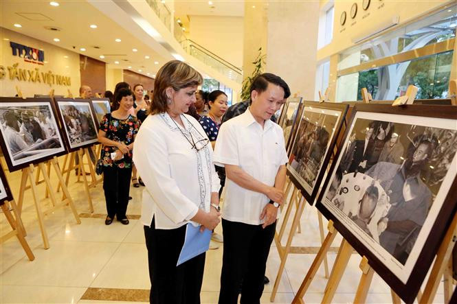 Una exposición fotográfica titulada “Che - el constructor” fue efectuada hoy en la sede de la Agencia Vietnamita de Noticias en Hanoi, en conmemoración por el aniversario 50 de la muerte del Guerrillero Heroico Ernesto Che Guevara (Fuente: VNA)