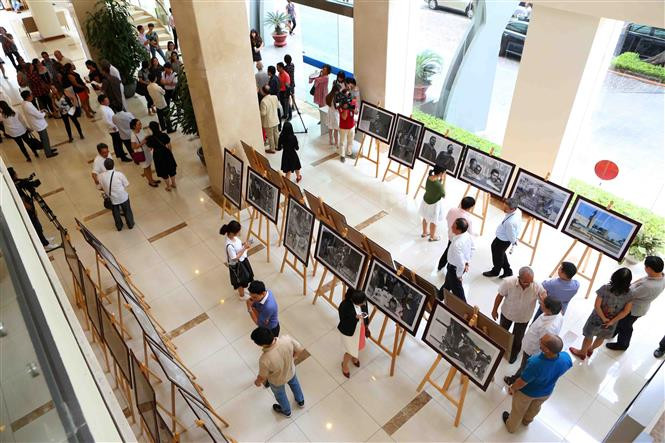 Una exposición fotográfica titulada “Che - el constructor” fue efectuada hoy en la sede de la Agencia Vietnamita de Noticias en Hanoi, en conmemoración por el aniversario 50 de la muerte del Guerrillero Heroico Ernesto Che Guevara (Fuente: VNA)
