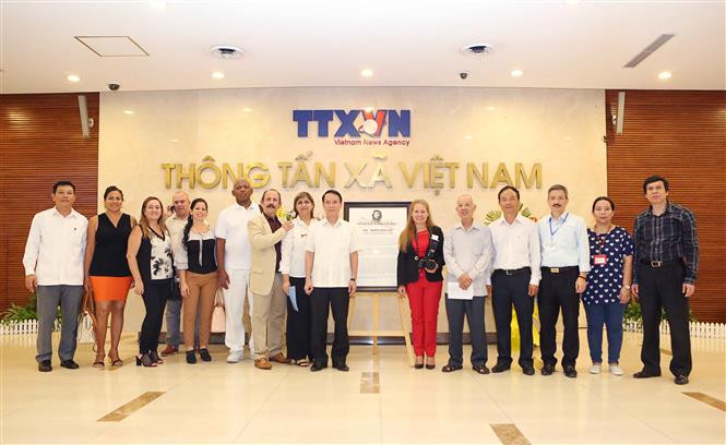 Una exposición fotográfica titulada “Che - el constructor” fue efectuada hoy en la sede de la Agencia Vietnamita de Noticias en Hanoi, en conmemoración por el aniversario 50 de la muerte del Guerrillero Heroico Ernesto Che Guevara (Fuente: VNA)