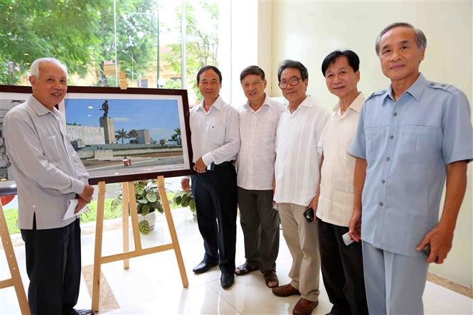 Una exposición fotográfica titulada “Che - el constructor” fue efectuada hoy en la sede de la Agencia Vietnamita de Noticias en Hanoi, en conmemoración por el aniversario 50 de la muerte del Guerrillero Heroico Ernesto Che Guevara (Fuente: VNA)