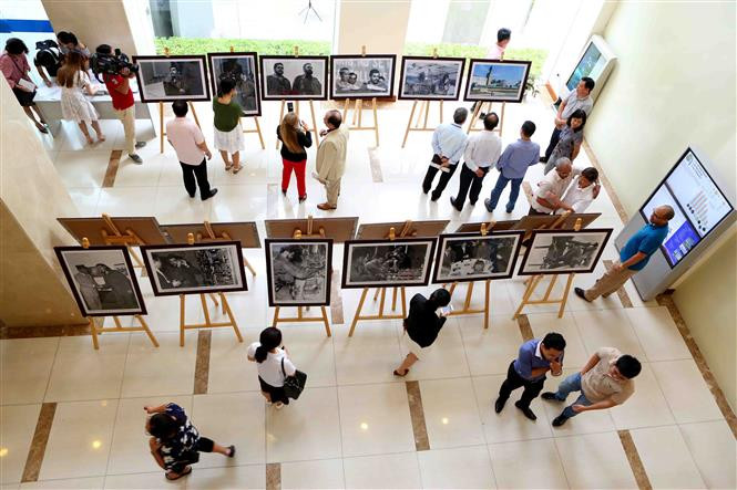 Una exposición fotográfica titulada “Che - el constructor” fue efectuada hoy en la sede de la Agencia Vietnamita de Noticias en Hanoi, en conmemoración por el aniversario 50 de la muerte del Guerrillero Heroico Ernesto Che Guevara (Fuente: VNA)