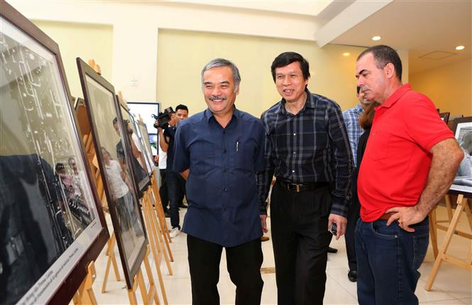 Una exposición fotográfica titulada “Che - el constructor” fue efectuada hoy en la sede de la Agencia Vietnamita de Noticias en Hanoi, en conmemoración por el aniversario 50 de la muerte del Guerrillero Heroico Ernesto Che Guevara (Fuente: VNA)