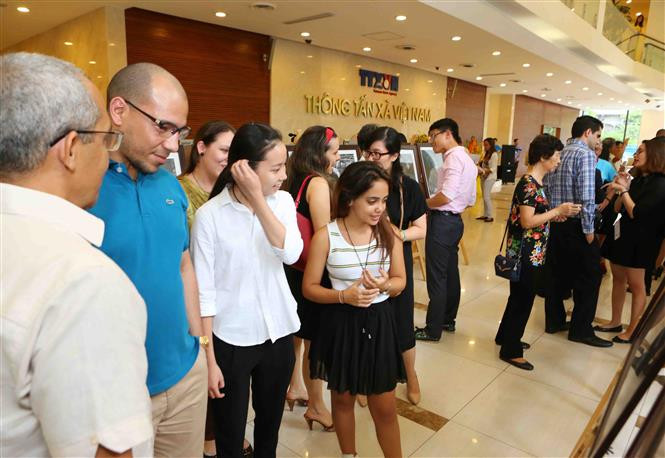 Una exposición fotográfica titulada “Che - el constructor” fue efectuada hoy en la sede de la Agencia Vietnamita de Noticias en Hanoi, en conmemoración por el aniversario 50 de la muerte del Guerrillero Heroico Ernesto Che Guevara (Fuente: VNA)