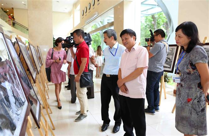 En la exhibición se presentan 30 fotos que le realizaron fotorreporteros de la agencia de noticias Prensa Latina que dan cuenta de la vida y obra del gran líder revolucionario argentino-cubano durante el período de 1959 a 1965 en medio del proceso de desarrollo socioeconómico y construcción nacional de Cuba en tiempo de paz (Fuente: VNA)