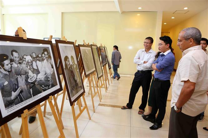 En la exhibición se presentan 30 fotos que le realizaron fotorreporteros de la agencia de noticias Prensa Latina que dan cuenta de la vida y obra del gran líder revolucionario argentino-cubano durante el período de 1959 a 1965 en medio del proceso de desarrollo socioeconómico y construcción nacional de Cuba en tiempo de paz (Fuente: VNA)