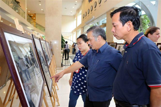 Una exposición fotográfica titulada “Che - el constructor” fue efectuada hoy en la sede de la Agencia Vietnamita de Noticias en Hanoi, en conmemoración por el aniversario 50 de la muerte del Guerrillero Heroico Ernesto Che Guevara (Fuente: VNA)
