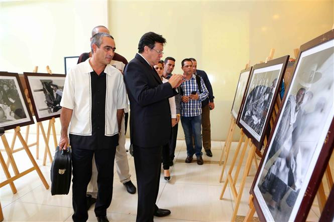 Una exposición fotográfica titulada “Che - el constructor” fue efectuada hoy en la sede de la Agencia Vietnamita de Noticias en Hanoi, en conmemoración por el aniversario 50 de la muerte del Guerrillero Heroico Ernesto Che Guevara (Fuente: VNA)