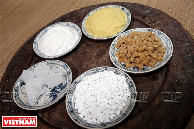 Ambos platos se elaboran con harina de arroz pegajoso. El “Banh Troi” tiene la forma de una bola pequeña, es blanco por fuera y marrón por dentro, mientras el “Banh Chay” es redondo, plano y relleno con frijol mungo molido. (Foto: VNA)