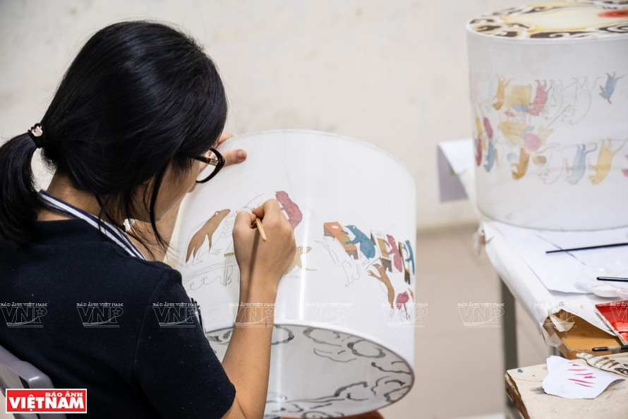 Pintura de Hang Trong con "nueva vida" en los farolillos. (Foto: Revista Vietnam)