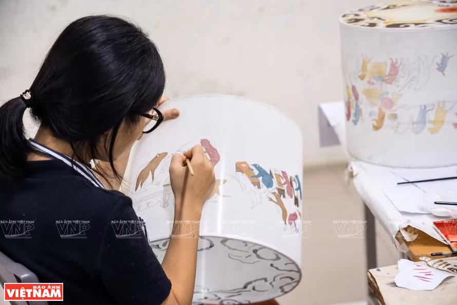 Pintura de Hang Trong con "nueva vida" en los farolillos. (Foto: Revista Vietnam)