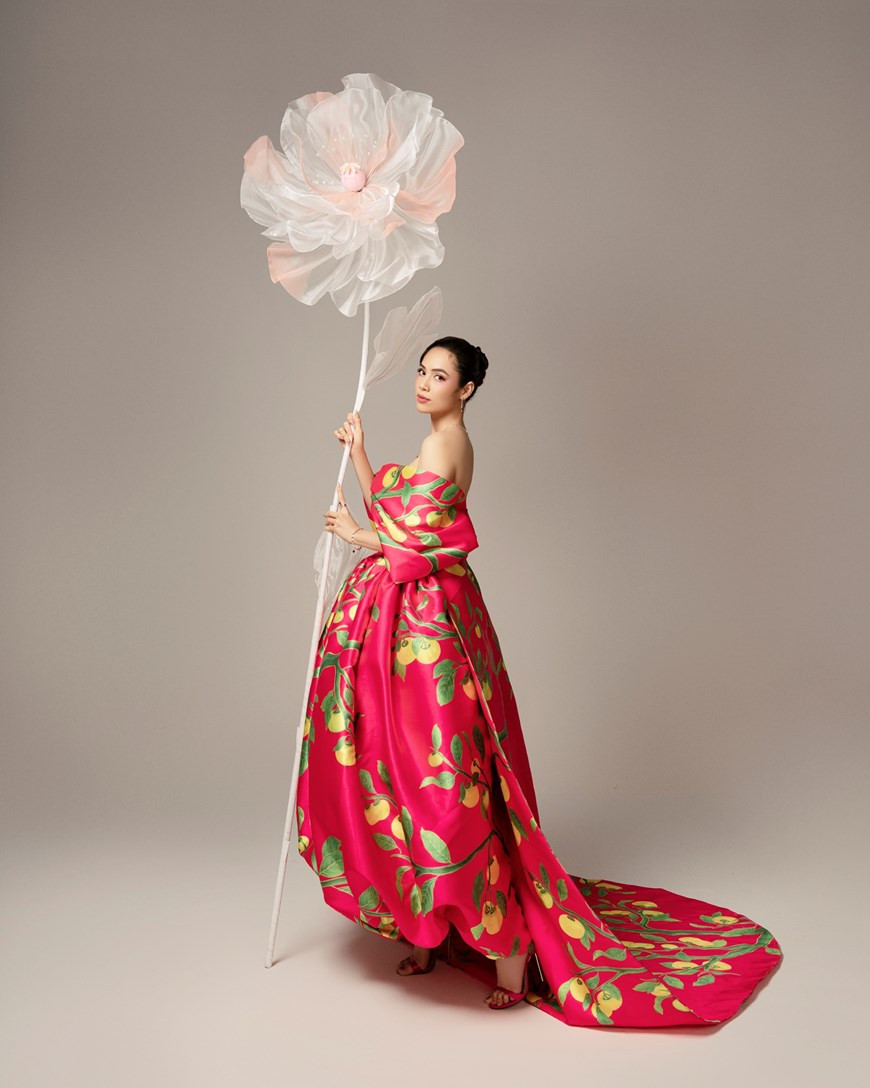 La finalista del concurso Hoang My posa junto a coloridas flores (Fuente: Vietnam+)