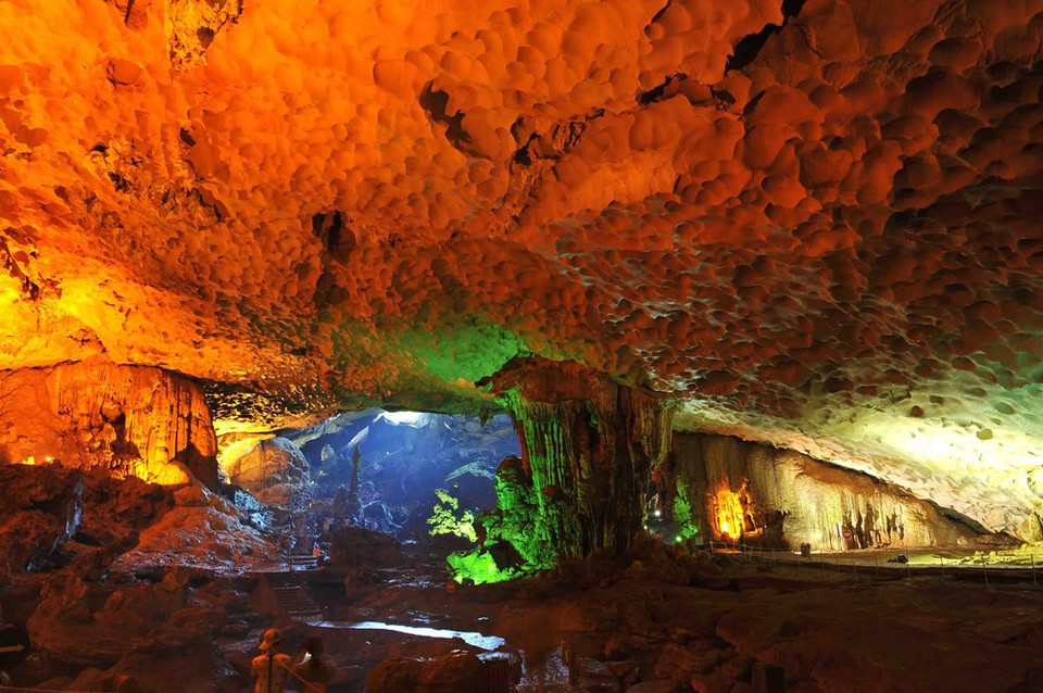 Sung Sot (impresionante) cueva en la Bahía de Ha Long (Fuente: VNA)